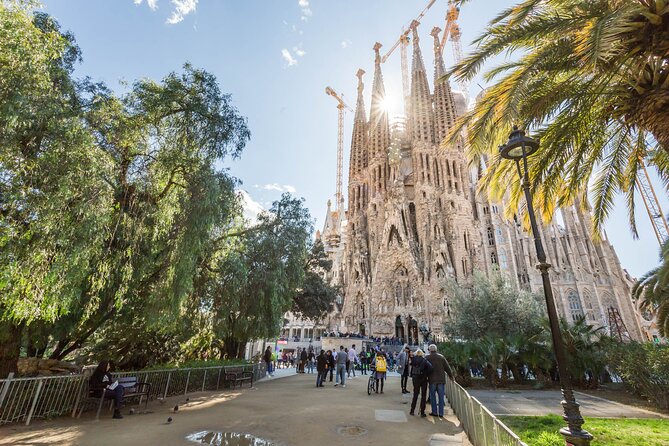 Barcelona: Sagrada Familia Guided Tour & Optional Tower Upgrade - Dress Code