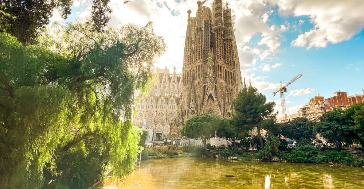 Barcelona: Sagrada Familia, Park Güell and Old Town Tour - Inclusions and Accessibility