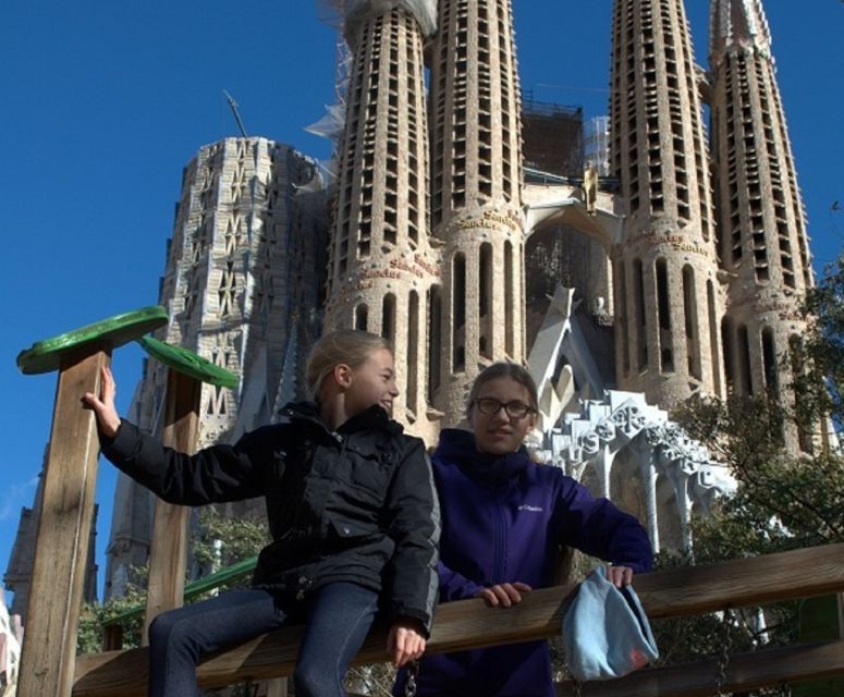 Barcelona: Sagrada Familia Tour of the Facades in German - Explore the Symbolism