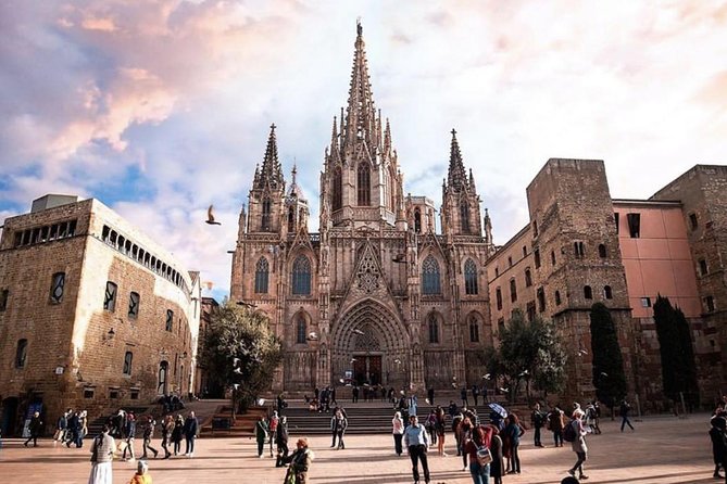 Barcelona Small Group Walking Tour & Flamenco Show + Tapas Dinner - Visiting Iconic Landmarks