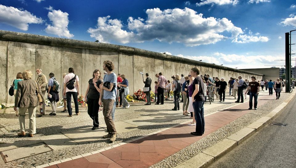 Berlin: Berlin Wall Memorial Self-Guided Audio Tour - Accessing the Mobile App