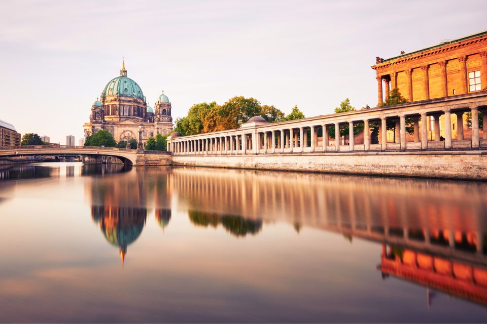 Berlin: First Discovery Walk and Reading Walking Tour - Tour Experience