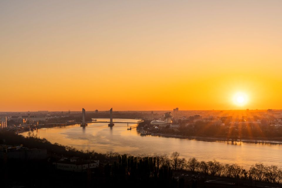 Bordeaux: Evening Aperitif Cruise on the River Garonne - Included Amenities