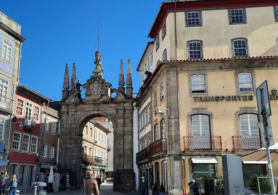 Braga: Scavenger Hunt and City Highlights Walking Tour - Experience Highlights