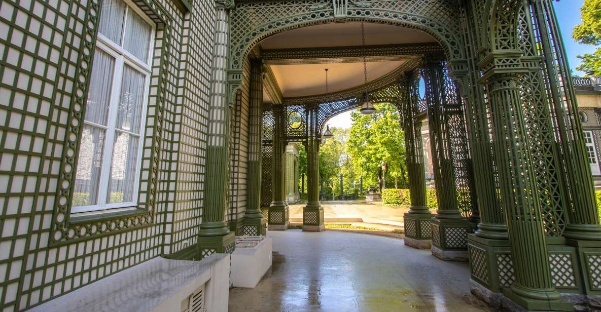 Brussels' Art and Culture Revealed by a Local - Photographing the Iconic Jeanneke-Pis