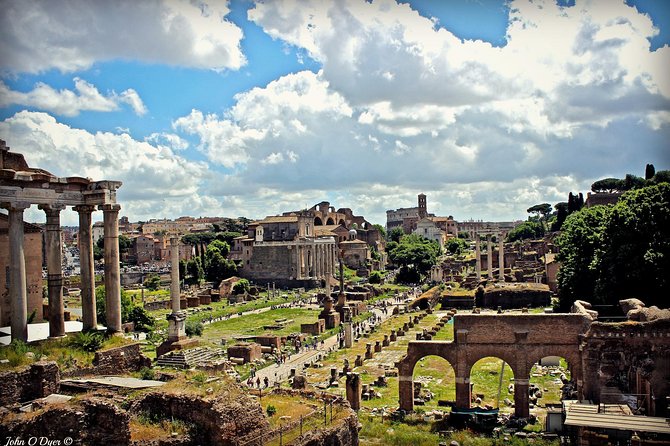 Colosseum Guided Tour With Virtual Reality - Exploring the Colosseum