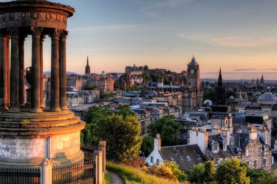 Edinburgh: First Discovery Walk and Reading Walking Tour - Highlights