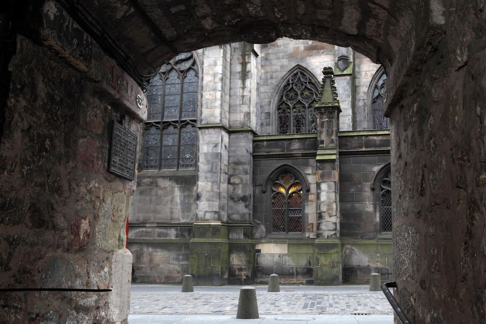 Edinburgh: Small-Group Old Town Historical Walking Tour - Uncovering Tales of Crime and Politics