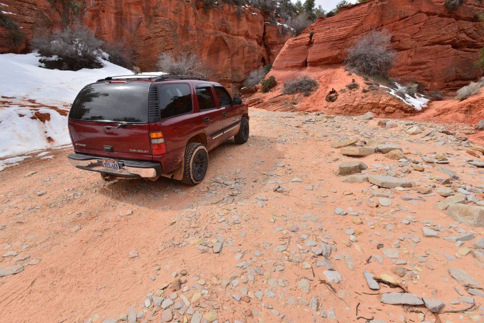 From Kanab: 3-Hour Peek-a-Boo Slot Canyon Hiking Tour - Exploring the Slot Canyon