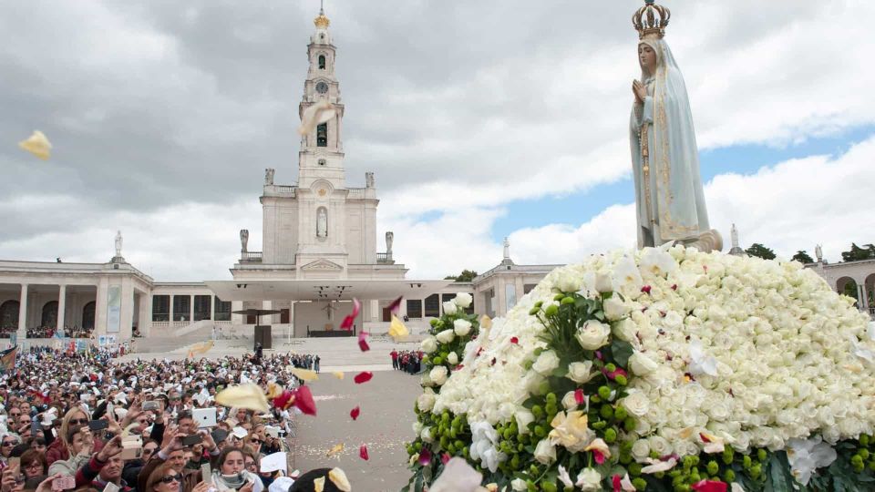 From Lisbon: Best of Fátima Half-Day Tour - Visiting the Sanctuary