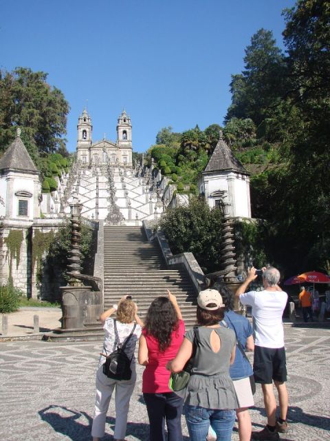 From Porto: Full-Day Trip of Minho Region - Guimarães Castle and Old Town