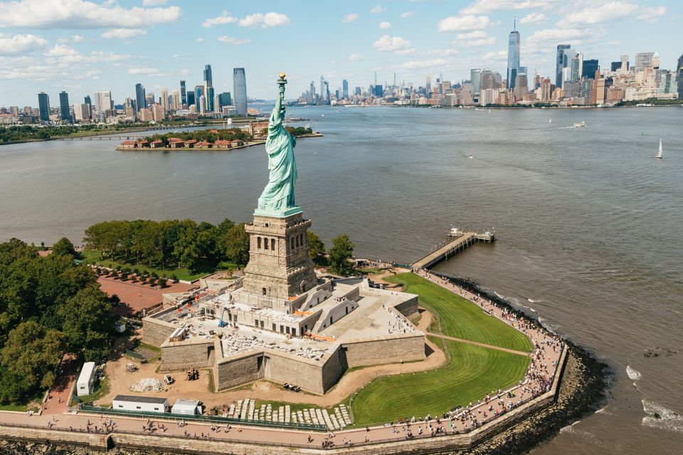 From Westchester: Private NYC Helicopter Tour for 2-6 People - Helicopter Specifications and Features