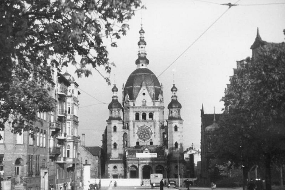 Gdansk: Jewish Heritage Guided Private Walking Tour - Historical Context