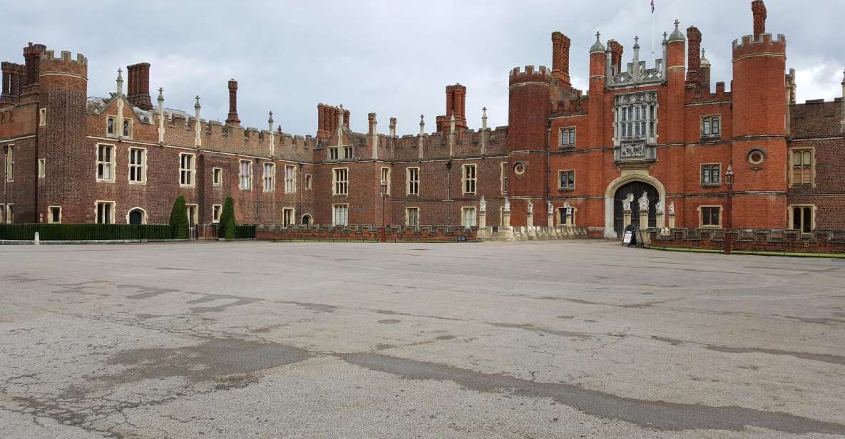 Hampton Court Palace Private Tour With Fast Track Pass - Tudor and Baroque Palaces