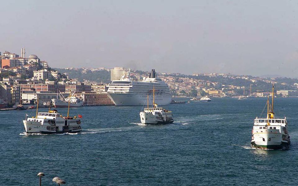 Istanbul: Old Town Highlights Tour & Bosphorus Cruise - Exploring Hagia Sophia and Blue Mosque