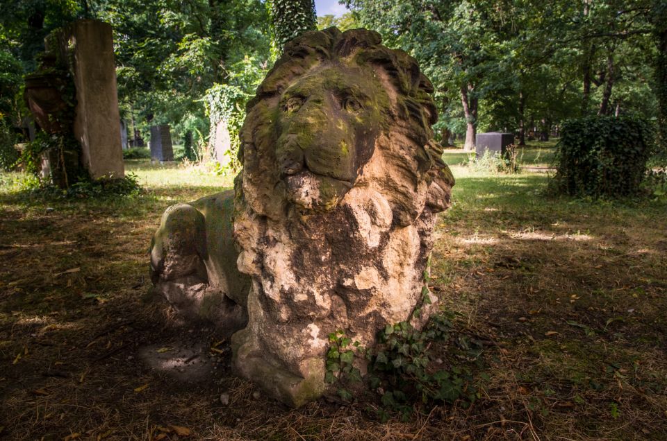 Leipzig Old Cemetery: 75-Minute Dark History Tour - Inclusions