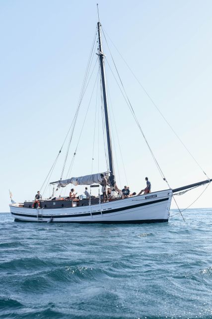 Lisbon: Private Sunset Tour Aboard a 1949 Traditional Boat - Sailing Experience