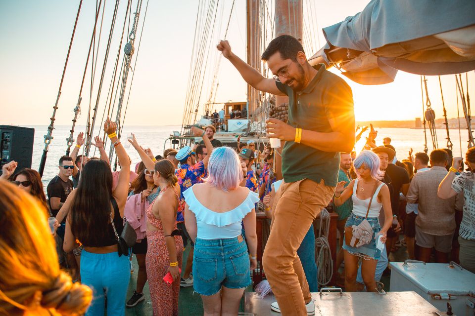 Lisbon: Sunset Boat Party With Live DJ and Night Club Entry - Club Entry and Atmosphere