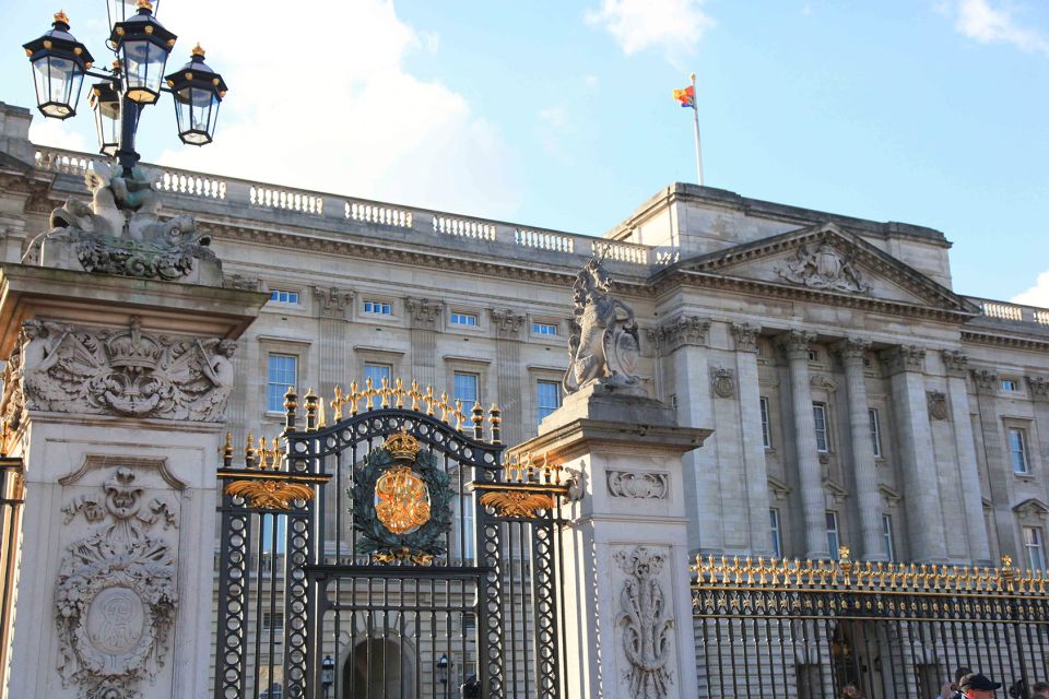 London: Buckingham Palace Entry Ticket & Royal Walking Tour - The Mall and St. Jamess Park