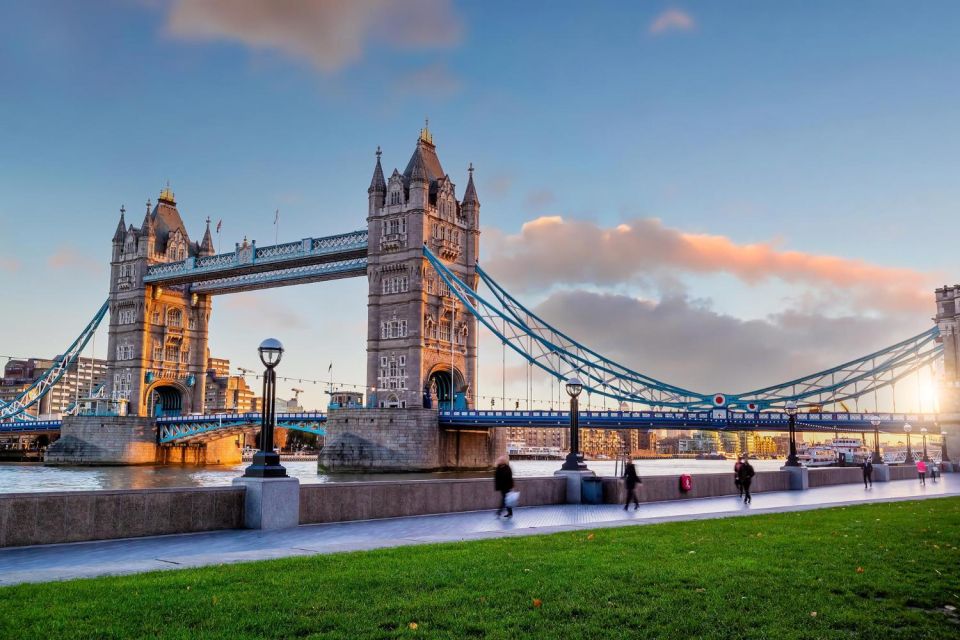 London: Insta-Perfect Walk With a Local - Experiencing London Through a Locals Eyes