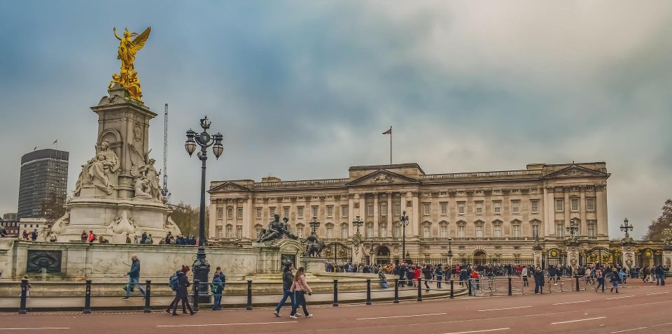 London: Self-Guided Mystery Tour by Buckingham Palace (ENG) - Exploring the Activity