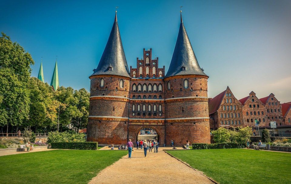 Lübeck: Private Christmas Market Tour - Exploring Grimms Fairy Tales