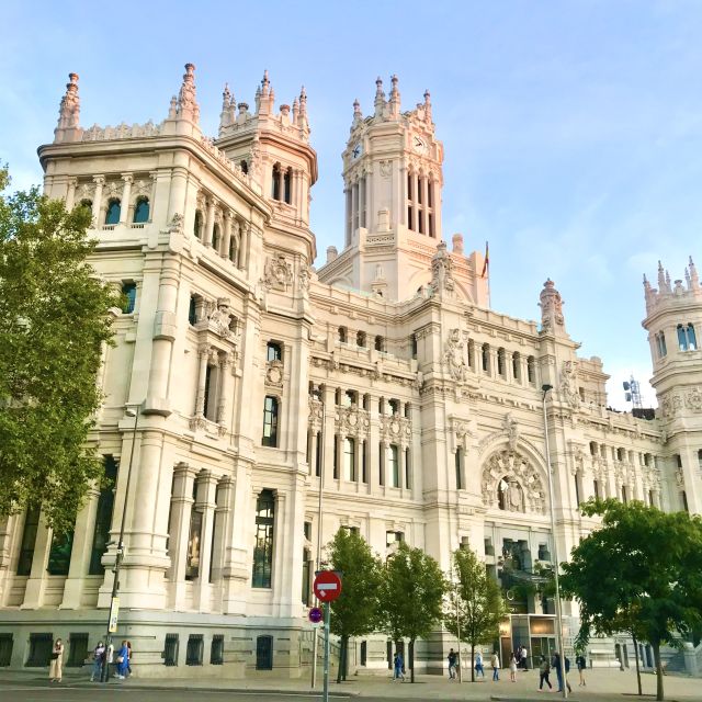 Madrid: Capture the Most Photogenic Spots With a Local - Group Size and Dynamics