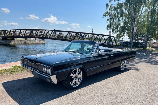 Montreal Tour in 1 Hour Aboard a 1966 Dodge Monaco - Immerse in French-Canadian Culture