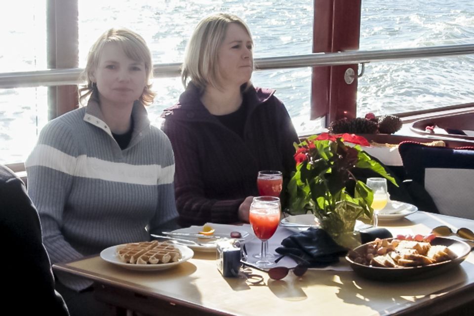 Nyc: Manhattan Skyline Brunch Cruise With a Drink - Complimentary Drink and Additional Beverages