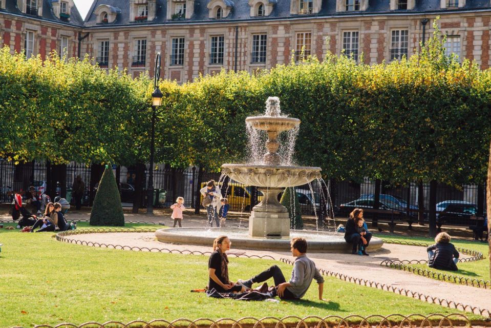 Paris: Place Des Vosges & Hugo Museum In-App Audio Tour (En) - Architectural Highlights