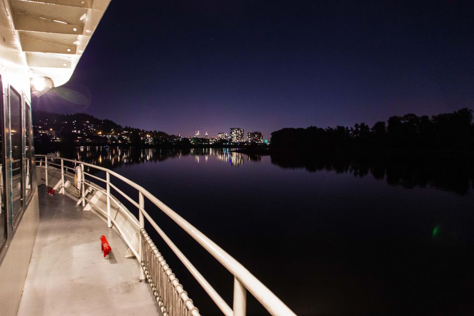 Portland: Willamette River 2.5-hour Dinner Cruise - Amenities