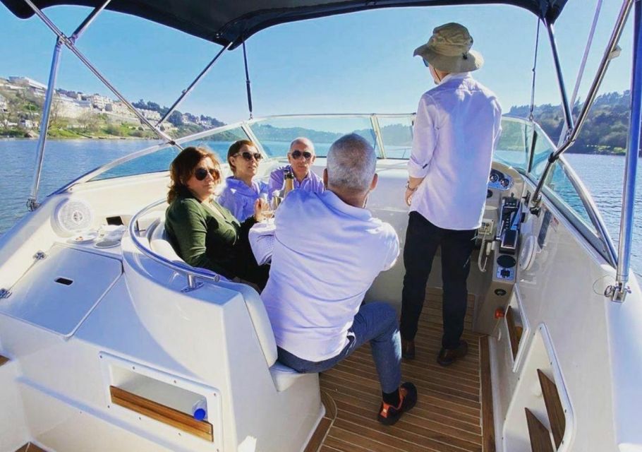 Porto: Douro River Boat Tour With Tasting - Yacht Features and Amenities