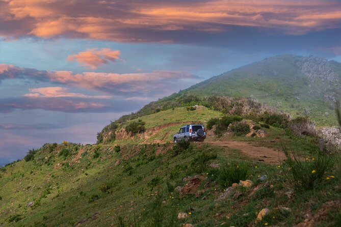 Private 4x4 Jeep Half Day - Picturesque Peaks, Vineyards, Skywalk - Accessibility and Logistics