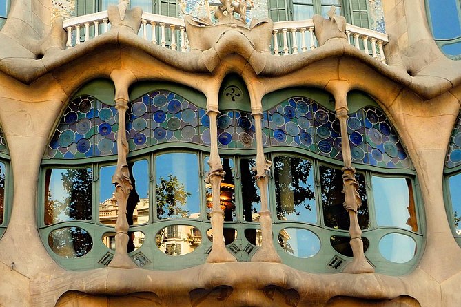 Private Barcelona and Park Güell Tour With Hotel Pick-Up - Discovering Park Güell