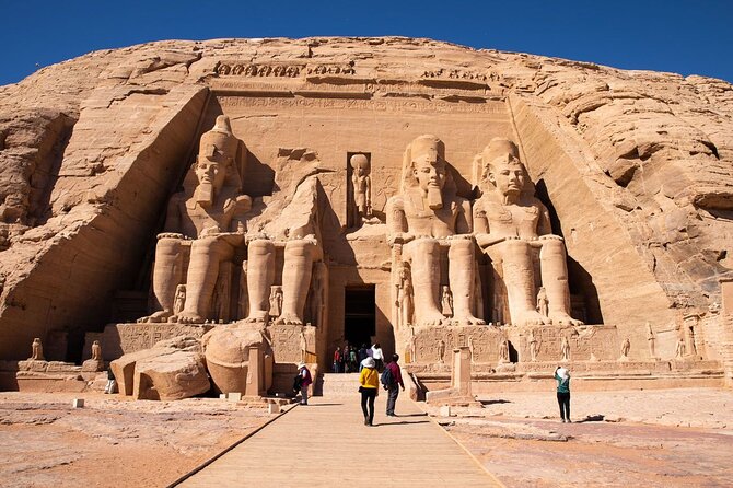 Private Day Trip to Abu Simbel Temple With Guide From Luxor - Exploring the Abu Simbel Temple