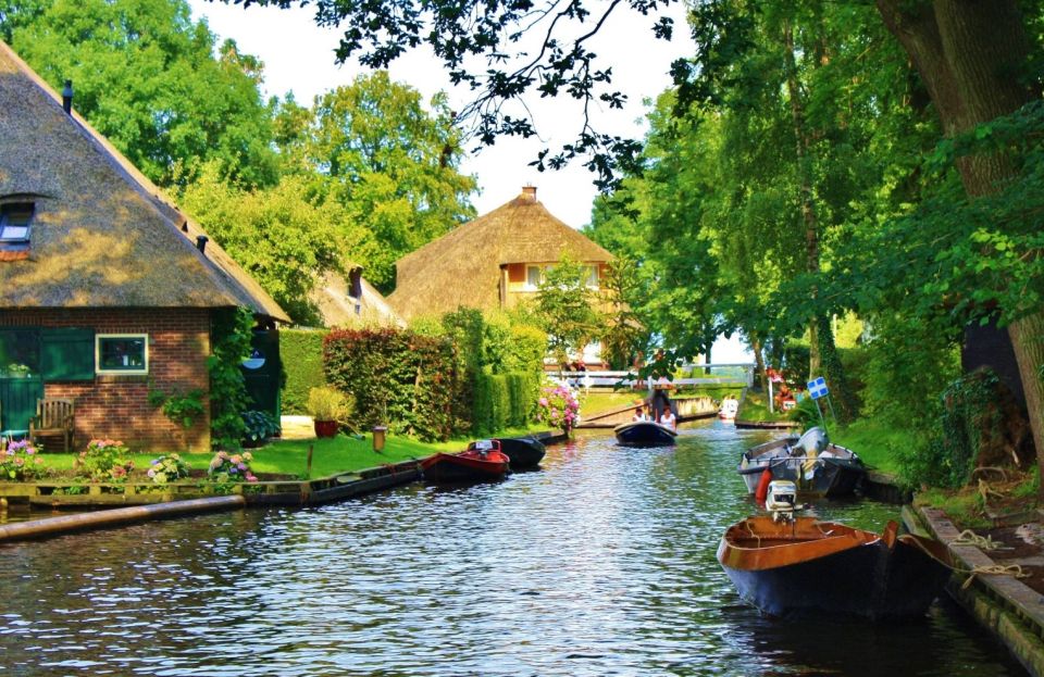 Private Group to Giethoorn and Windmill or Volendam - Windmill Village Highlights