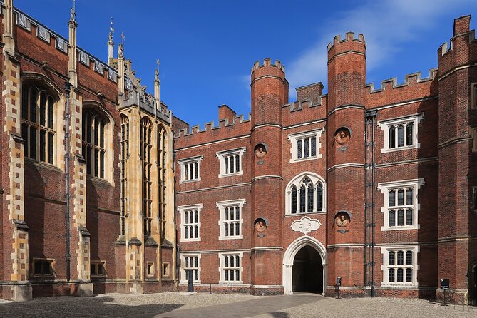 Private Tour of Hampton Court Palace With Award-Winning Architectural Historian - Qualifications