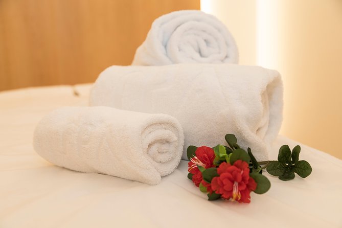 Romantic Couple Massage + SPA Entry and Private Jacuzzi With Cava - Lockers and Personal Belongings