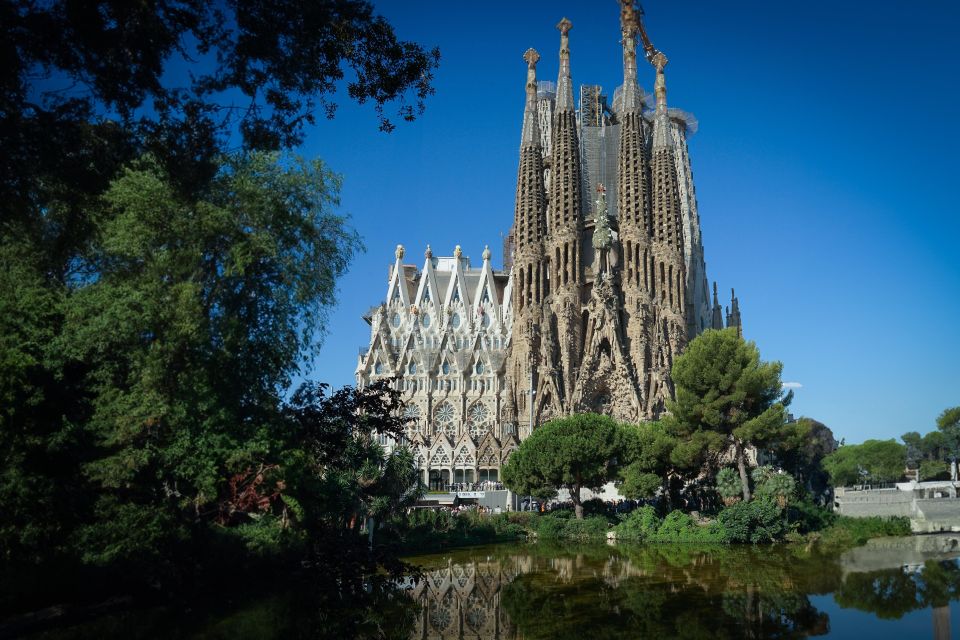 Sagrada Familia and Sailing Experience - Highlights of the Experience