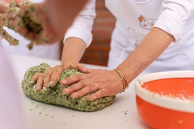 Share Your Pasta Love: Small Group Pasta and Tiramisu Class in Arezzo - Welcoming Atmosphere and Instruction