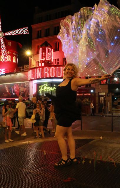 Singing in Montmartre by Night With a Diva - Dress Code and Street Show