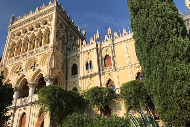 Tour in a Boat From Sirmione to the Isola Del Garda - Sights Along the Way