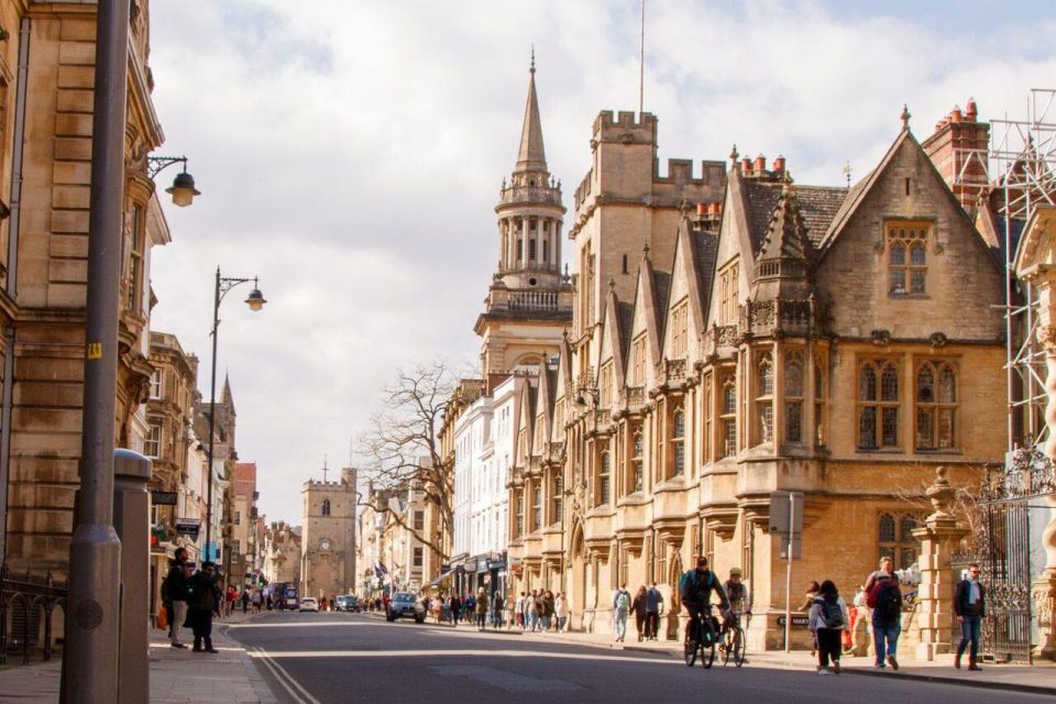 Unique Sites of Oxford – Family Walking Tour - Tom Tower and Christ Church Cathedral