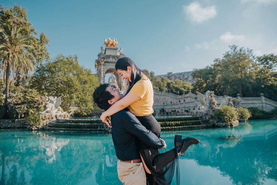 Write Your Love Story in Barcelona, Ciutadella Park Edition - Experiencing Romantic Couple Photoshoot