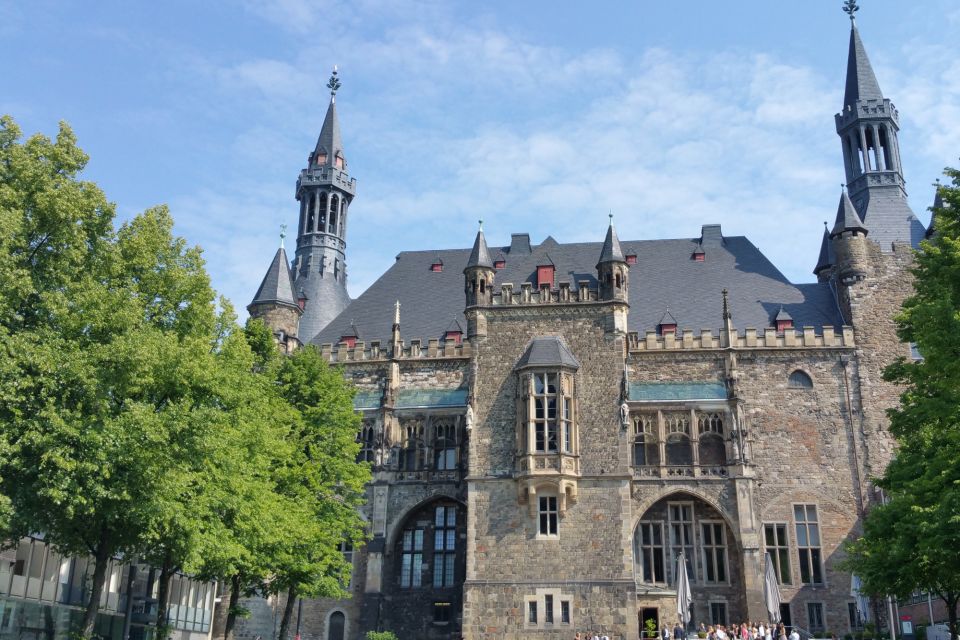 Aachen: Self-Guided Highlights Scavenger Hunt & Tour - Using the World City Trail App