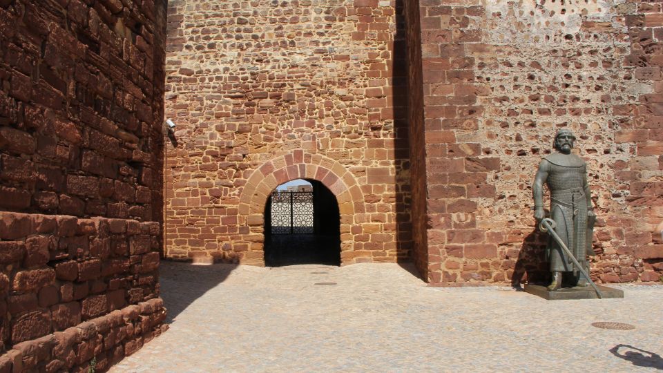 Albufeira: Silves Castle and Old Town With Chapel of Bones - Visiting Silves Old Town