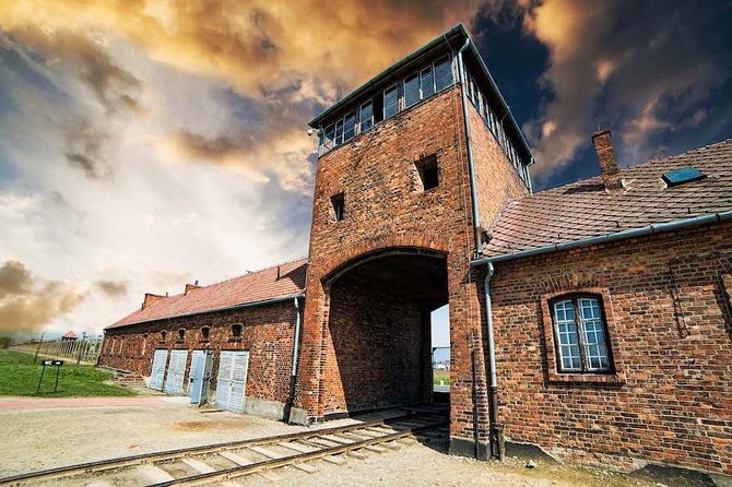 Auschwitz-Birkenau Guided Tour From Krakow With Ticket & Transfer - Highlights of the Museum Tour