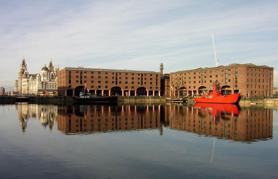 Awesome Corners of Liverpool – Family Walking Tour - Tranquility in St Johns Gardens