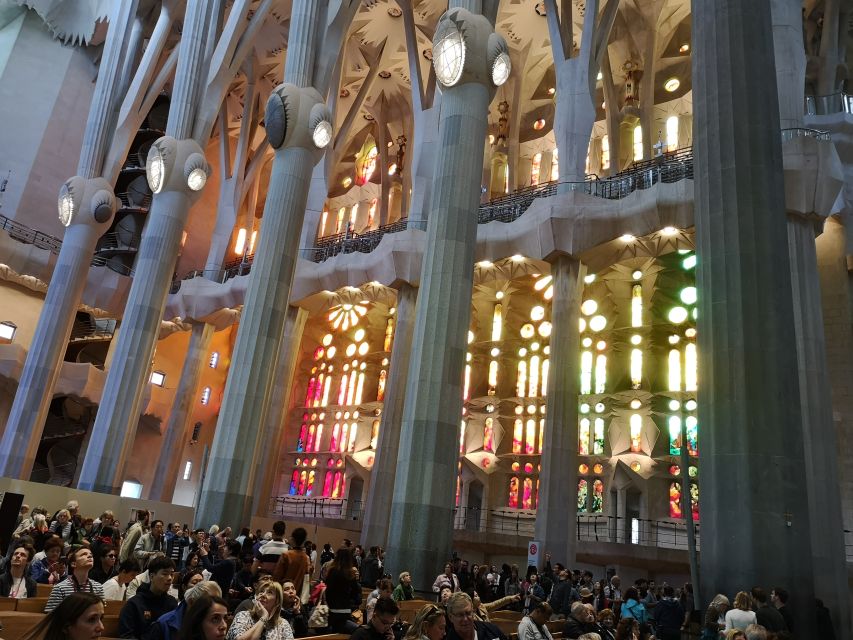 Barcelona: Foodie Walking Tour With Sagrada Familia Tickets - Guided Experience