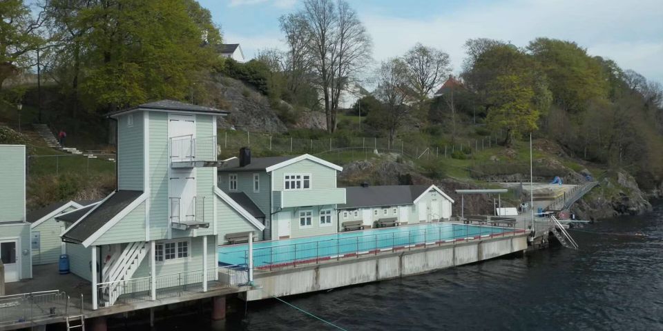 Bergen: Sightseeing Cruise of Bergens Historic Landmarks - Boat Details and Amenities